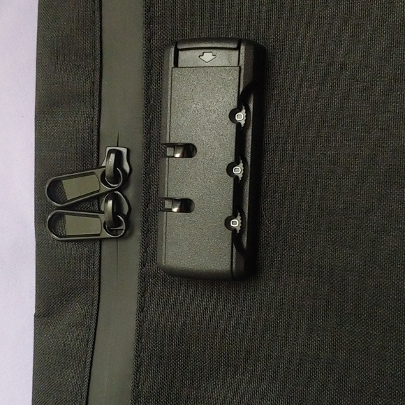 NWT SMELL PROOF LOCKABLE BAG WITH 2 POCKETS INSIDE * FLUENT BAGS - Picture 2 of 8